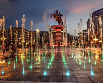 Площадь Македония ночью