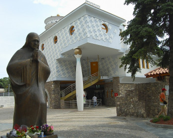 Статуя матери Терезы на площади Македония