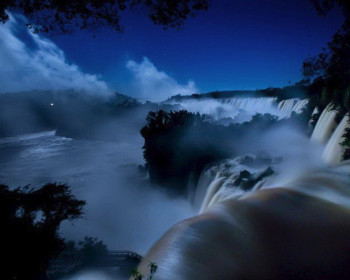 Водопады Игуасу ночью