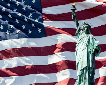 Флаг Соединенных штатов Америки и Статуя Свободы 