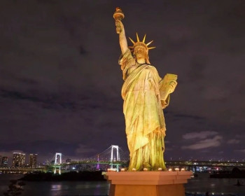 Статуя Свободы ночью